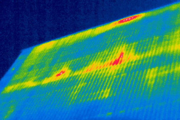 Вот так на тепловизоре виден скат кровли, в котором уже образовалась протечка